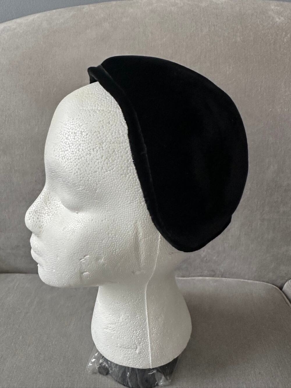 Vintage 1950s black velvet calot womens hat